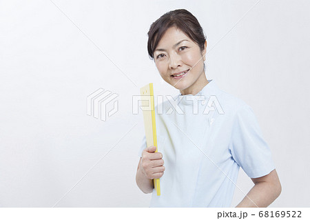 カルテを持つ看護師 68169522