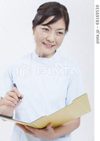 カルテにメモをする看護師 カルテにメモをする看護師 68169530