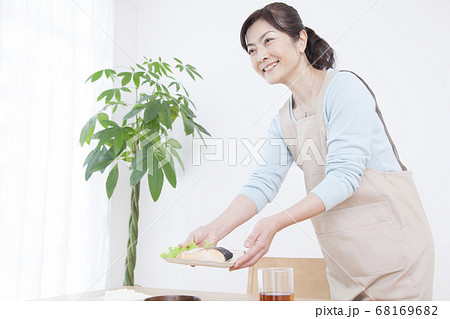 朝食を運ぶ主婦 68169682