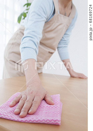 テーブルを拭く主婦 68169724