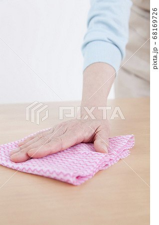 テーブルを拭く主婦 68169726