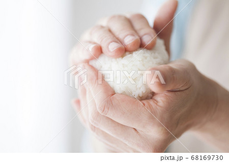 おにぎりを握る主婦 おにぎりを握る主婦 68169730