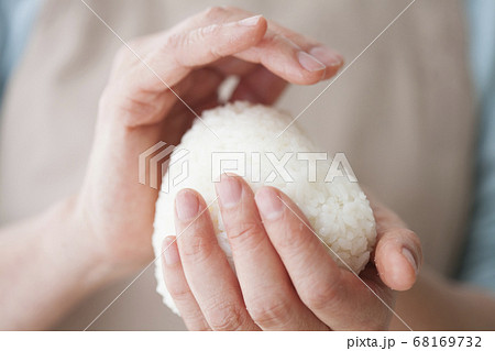 おにぎりを握る主婦 68169732