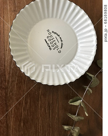 おしゃれなトレーとユーカリ 68169808