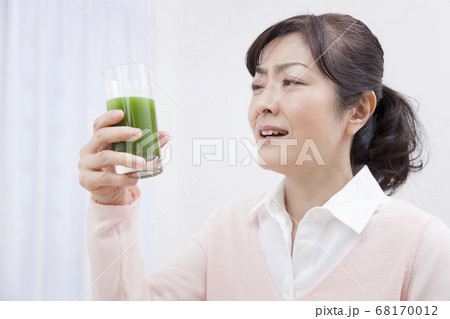青汁を飲むミドル女性 68170012