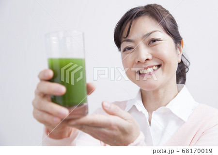 青汁を飲むミドル女性 青汁を飲むミドル女性 68170019