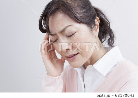 頭痛の中年女性 68170043