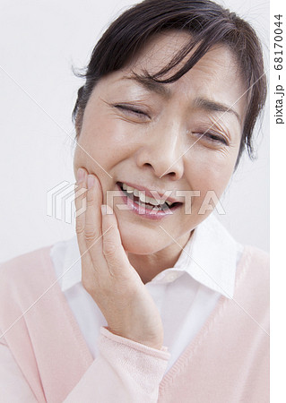 虫歯のミドル女性 68170044