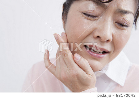 虫歯のミドル女性 68170045