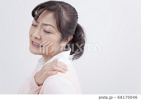 肩凝りのミドル女性 68170046