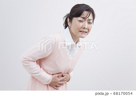腹痛のミドル女性 腹痛のミドル女性 68170054