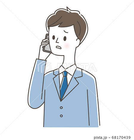 スマホで話しながら困惑するスーツの男性 68170439