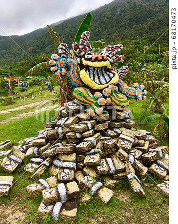 石垣島の米子焼工房にてシーサー発見 68170473