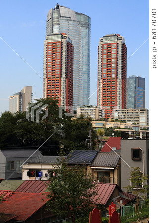 麻布の日本家屋と超高層ビル群のコントラスト 68170701