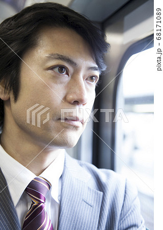 電車に乗るビジネスマン 68171089