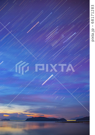 瀬戸内の夜明け前の星景色　星の軌跡 68171283
