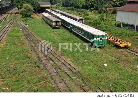 バングラデシュの首都のダッカ　コムラプール駅のプラットホームと線路に停車中の車両 68171483