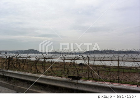 韓国北西部、軍事境界線に近い漢江沿いを走る高速道路 68171557