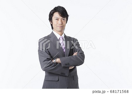 腕組みをするビジネスマン 68171568