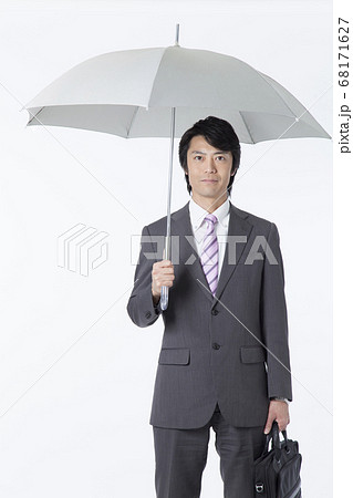 傘を差すビジネスマン 68171627