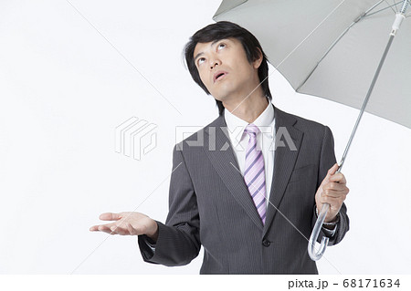 傘を差すビジネスマン 傘を差すビジネスマン 68171634