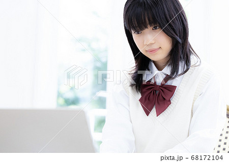 タブレットで勉強する女子高生 タブレットで勉強する女子高生 68172104