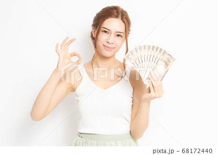 お金を手に持つ若い女性 68172440