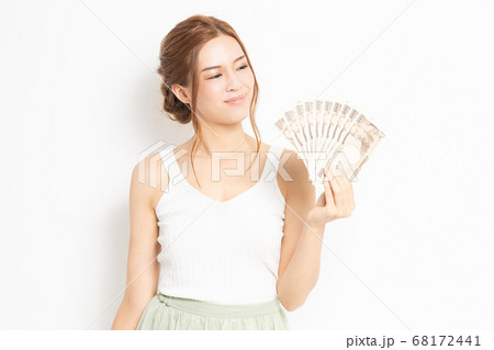 お金を手に持つ若い女性 お金を手に持つ若い女性 68172441