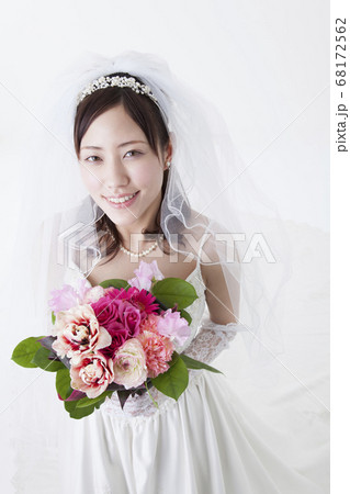 ブーケを持つ花嫁 68172562