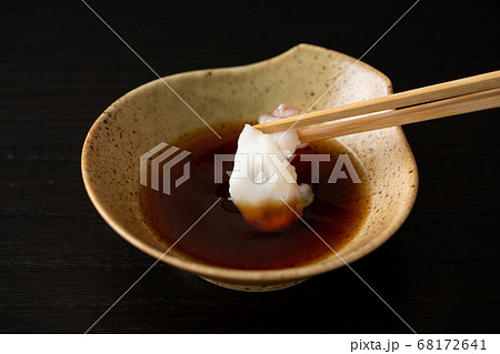 蛸しゃぶをポン酢につける 68172641