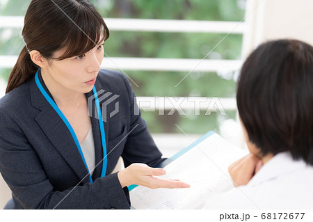 医師に情報提供するMR女性 医師に情報提供するMR女性 68172677