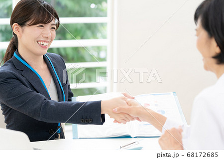 医師に情報提供するMR女性 68172685