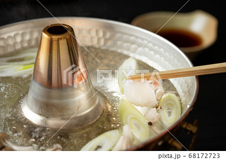 蛸しゃぶを湯通しする 68172723