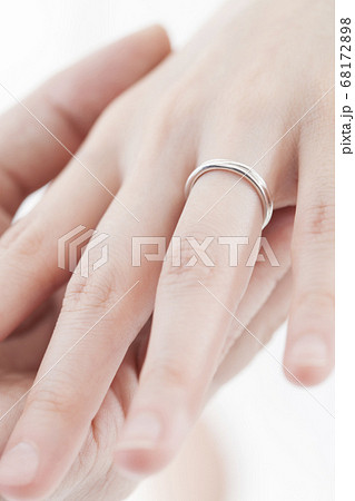 指輪交換をする手元 68172898