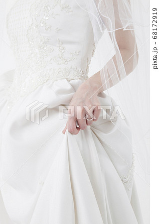 ドレスの裾を持つ花嫁 68172919