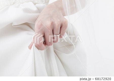 ドレスの裾を持つ花嫁 68172920