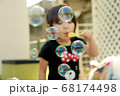 シャボン玉　女の子 68174498