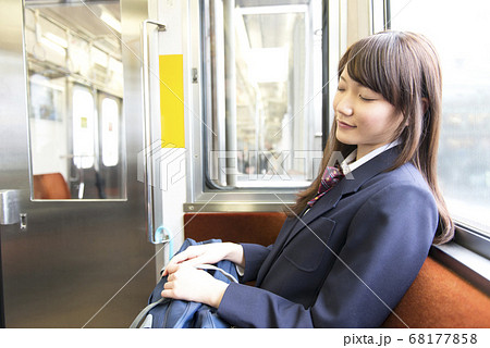 電車に乗る女子高校生の写真素材