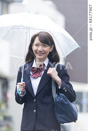 傘をさす女子高校生 68177907
