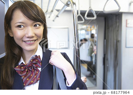 電車に乗る女子高校生 68177964