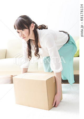 荷物を運ぶ女性 68178134