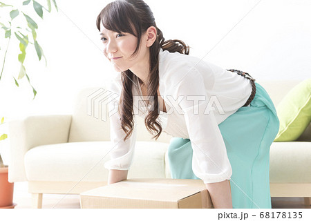 荷物を運ぶ女性 68178135