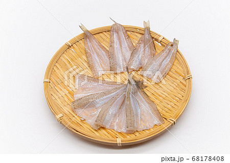 ざるに並べたキスの開き　　背開きにした鱚の一夜干し 68178408