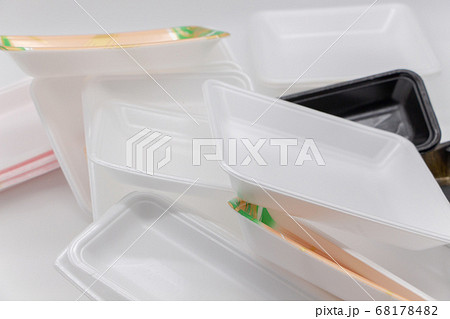 散らばった食品用トレー 発泡スチロール製容器 散らばった食品用トレー 発泡スチロール製容器 68178482