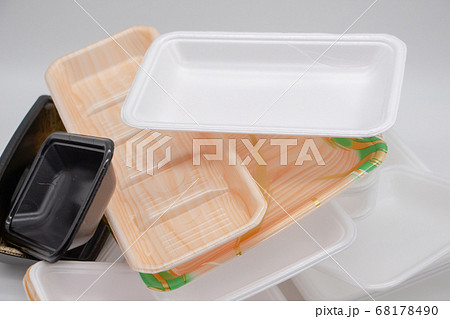 散らばった食品用トレー 発泡スチロール製容器 散らばった食品用トレー 発泡スチロール製容器 68178490