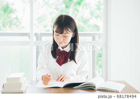 自宅学習をする高校生 自宅学習をする高校生 68178494