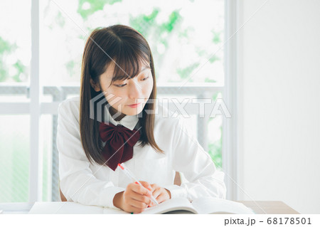 自宅学習をする高校生 自宅学習をする高校生 68178501