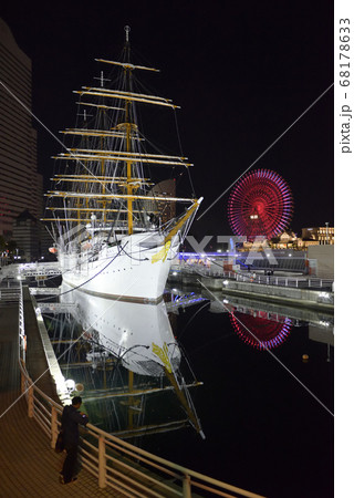 日本丸と横浜みなとみらいの夜景 日本丸と横浜みなとみらいの夜景 68178633