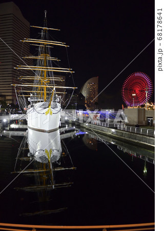 日本丸と横浜みなとみらいの夜景 日本丸と横浜みなとみらいの夜景 68178641