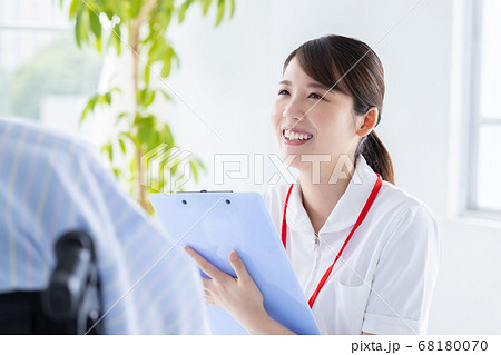 医療 入院患者と看護師 医療 入院患者と看護師 68180070